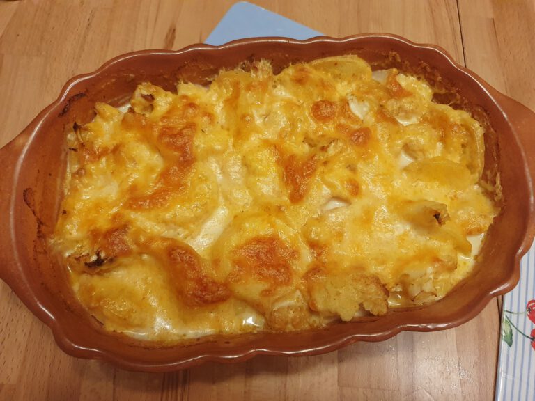 Eine Auflaufform mit Kartoffeln und Käse.