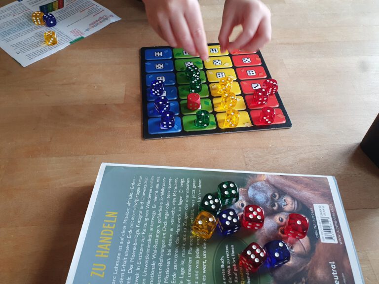 Ein buntes Brettspiel mit vielen bunten Würfeln und Zahlen.