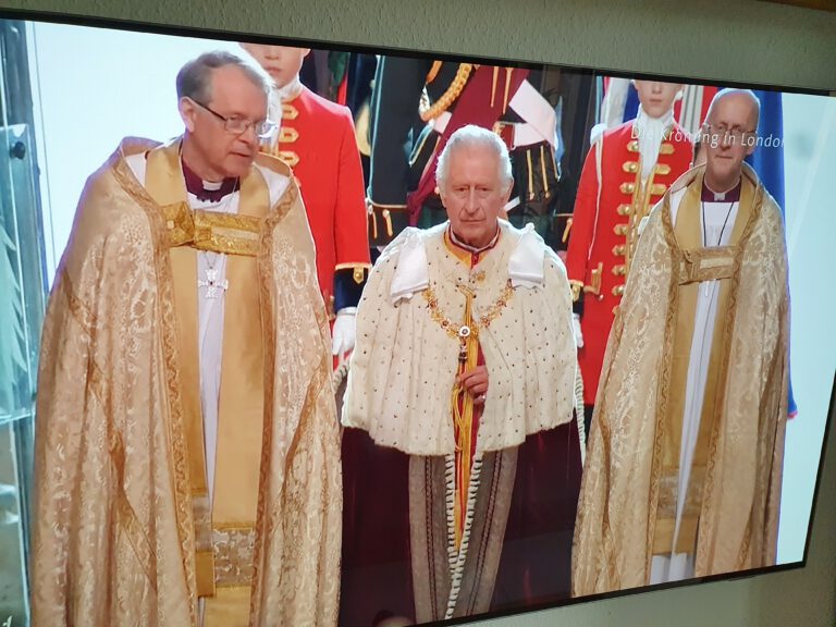 Abfotografiert vom Fernseher ist König Charles bei seiner Krönung zu sehen.