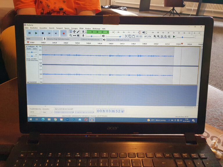 Ein Laptop auf dem das Sprachaufnahmeprogramm Audacity läuft.