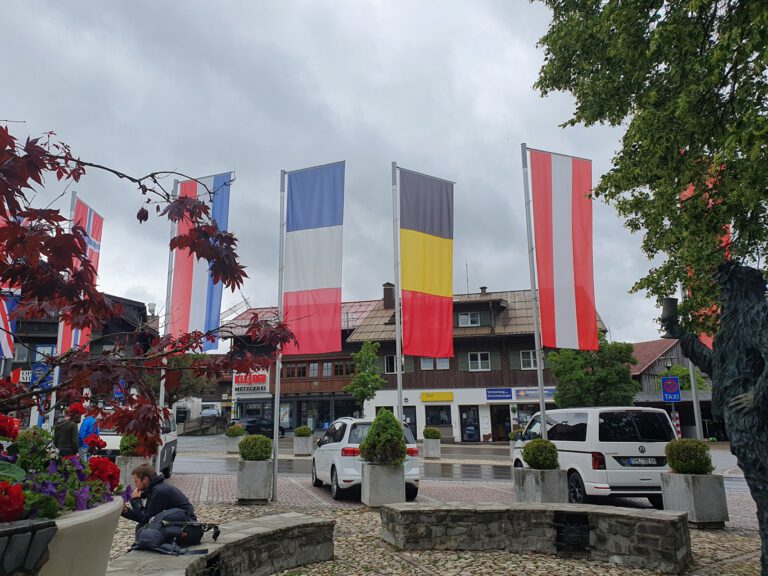 Ein Bahnhof mit verschiedenen Länderflaggen.
