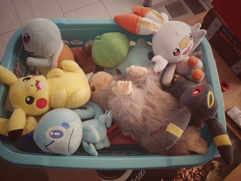 Ein Wäschekorb voller Pokemonstofftiere.