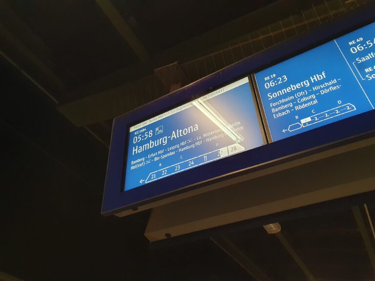 Eine Digitalanzeige auf der steht "05:58 Uhr Hamburg-Altona"