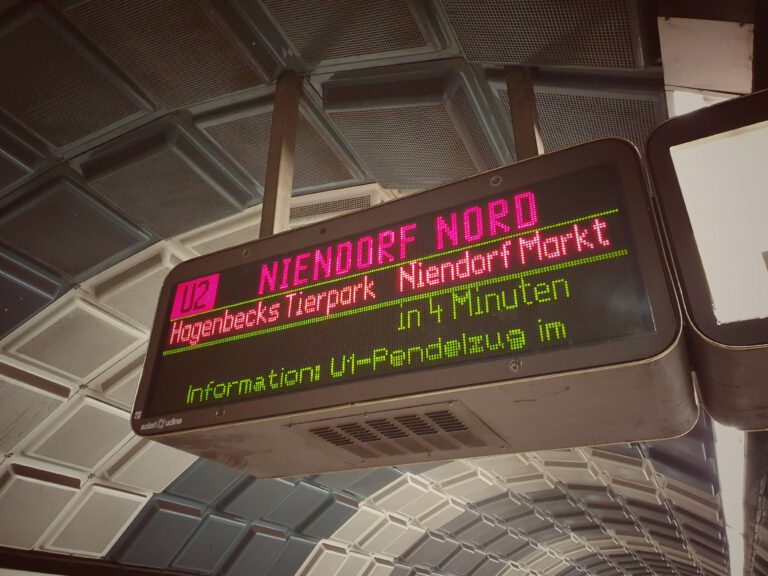 Eine Digitalanzeige in einem U-Bahnschaft auf dem steht "U2 Niendorf Nord".