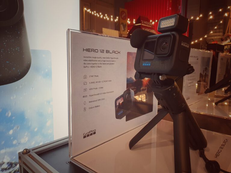 Ausstellung der GoPro 12 Black auf einem Stativ mit vielen Infos über die Kamera.