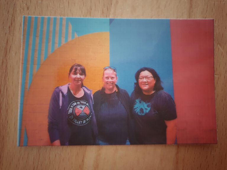 Ein Foto von mir und zwei Freundinnen.