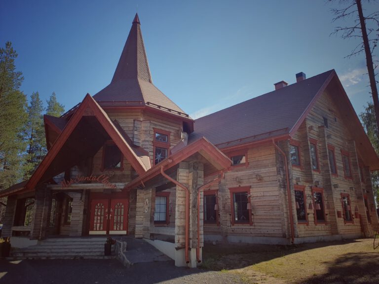 Eine große Holzhütte die das Haus von Mrs Santa Claus zeigt.