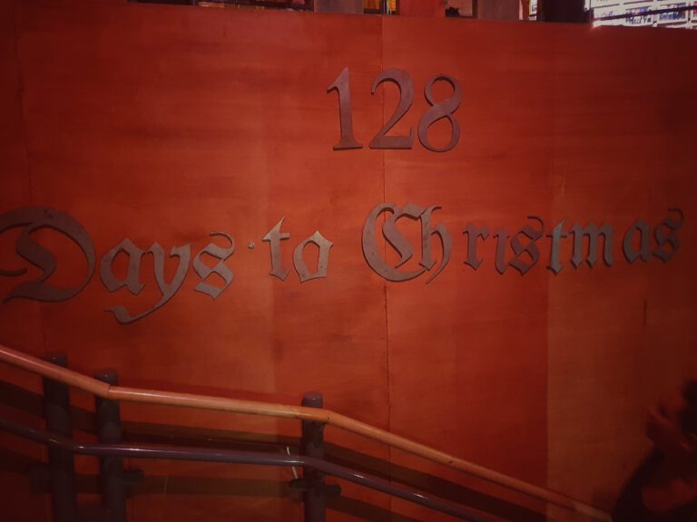 Eine große Wand auf der groß 128 Days to Christmas steht.