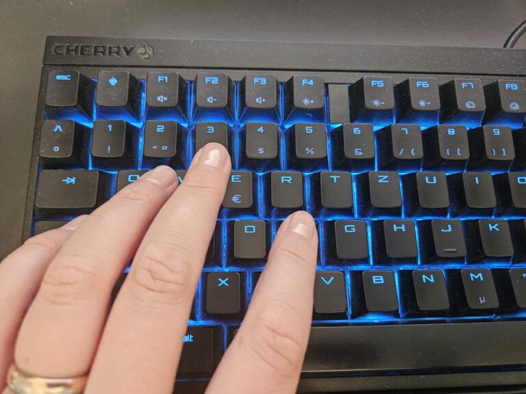 Meine linke Hand auf meiner Tastatur. Ein Finger zeigt auf die Zahl 3.